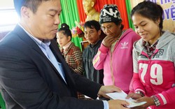Báo Dân Việt tặng quà Tết cho nông dân nghèo huyện miền núi A Lưới