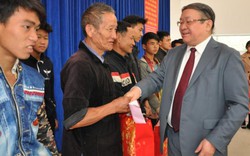 Chủ tịch Hội NDVN tặng quà đồng bào, chiến sỹ biên phòng Lào Cai