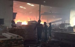 Cháy lớn tại công ty gỗ ngày cận Tết, công nhân chạy tán loạn