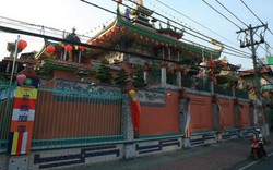 Điểm danh các ngôi chùa “ve chai” lạ lùng nhất Việt Nam