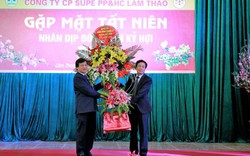 Bí thư Huyện ủy Lâm Thao tặng hoa, chúc tết người lao động Cty Supe Lâm Thao