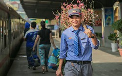 Ảnh: Giao thừa xa nhà của nhân viên trên chuyến tàu cuối năm