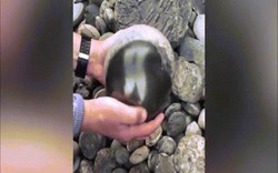Video: Mở quả đạn đại bác bóng loáng, phát hiện bí mật 185 triệu năm