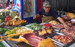 Lễ hội chùa Hương vẫn còn thịt thú tươi sống treo móc bày bán