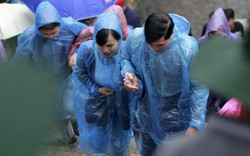 Cả nghìn người choàng áo mưa leo núi cầu nguyện trên đỉnh Yên Tử
