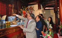Chủ tịch TƯ Hội NDVN dâng hương tại đền thờ danh nhân Hoàng Hoa Thám
