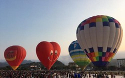 Hàng nghìn người đổ về Lễ hội khinh khí cầu ở Mộc Châu