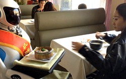 Robot bồi bàn hút khách tại nhà hàng Trung Quốc