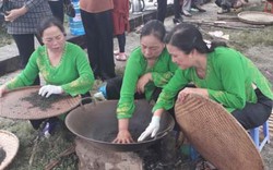 Xem nghệ nhân sao chè tại Lễ hội hương sắc trà xuân Thái Nguyên