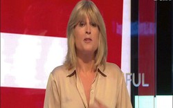 Nữ nhà báo Anh cởi áo trên sóng truyền hình để phản đối Brexit