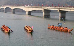 Ngàn người đội nắng xem đua thuyền trên sông Đà