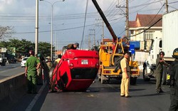 Nhiều người khóc gào trong ô tô lật ngửa sau va chạm khủng khiếp với xe ben