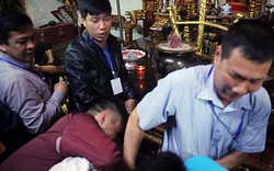 Sau lễ khai ấn đền Trần 2019: Cướp cành lộc ngay trên ban thờ