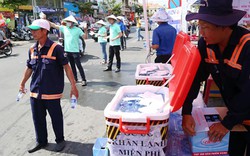 Lễ hội “có một không hai”: Chạy ra đường “năn nỉ” khách uống nước miễn phí