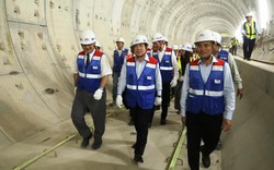 Lãnh đạo TP.HCM đi bộ xuyên lòng đất ở trung tâm để kiểm tra dự án metro