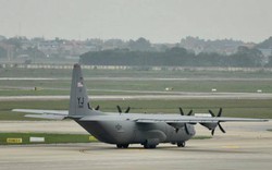 Vận tải cơ C-130 Hercules của Không quân Mỹ hạ cánh xuống sân bay Nội Bài