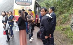Hòa Bình: Xe bus lao ra vệ đường, hành khách hốt hoảng