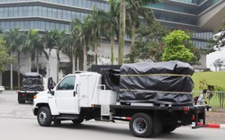 Đoàn xe chở thiết bị phục vụ Tổng thống Mỹ tới khách sạn Marriott