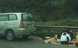 Lại xuất hiện nhóm người “liều mạng" trải chiếu ăn nhậu trên cao tốc Nội Bài-Lào Cai