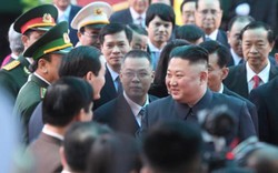 Ảnh: Ông Kim Jong-un tươi cười chào người dân Lạng Sơn