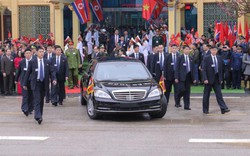 Dàn cận vệ tinh nhuệ chạy theo xe chở ông Kim Jong Un ở Việt Nam