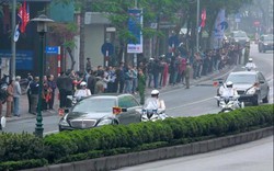 Người dân Hà Nội đứng 2 bên đường chào đón Chủ tịch Kim Jong Un
