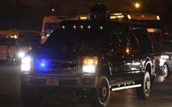 Xuất hiện siêu xe lạ hộ tống 2 "quái thú" đến Nội Bài đón Tổng thống Trump