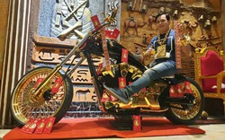 Soi hai môtô mạ vàng giá hơn 4 tỷ đồng của đại gia Phúc XO