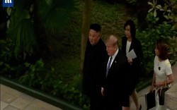 Cận cảnh ông Kim và ông Trump dạo bộ ở khách sạn Metropole