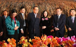 Đoàn Triều Tiên thích thú với mô hình trồng lan công nghệ cao ở HTX Đan Hoài