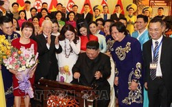 Chủ tịch Kim Jong-un thử gảy đàn bầu Việt Nam