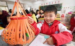 Bài tập về nhà quá khó, phụ huynh Trung Quốc bỏ hết việc để làm thay con