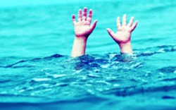 Rơi xuống kênh thủy lợi, bé 2 tuổi chết đuối thương tâm