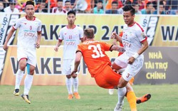 “Bạo lực sân cỏ” trở lại V.League, trọng tài... làm ngơ?