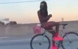 Người đàn ông gần như khỏa thân đi xe đạp ngược gây "bão" mạng xã hội
