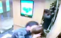 Gã đàn ông sàm sỡ, cưỡng hôn nữ sinh viên ngay trong thang máy