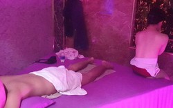 Nữ tiếp viên massage không mặc áo, “thư giãn” cho khách trong phòng Vip