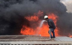 VIDEO: Cháy lớn ở cửa ngõ TP.HCM, khói đen bốc cao hàng trăm mét