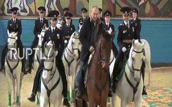 Video: Ông Putin cưỡi ngựa cùng các nữ cảnh sát xinh đẹp nhân ngày 8/3