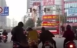 Clip: Chị em treo túi xách trên xe thành "mồi ngon" của nhóm dàn cảnh cướp có vũ khí