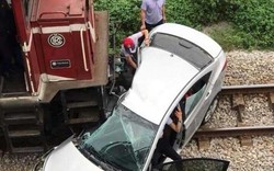 Tàu hỏa kéo lê ô tô trên đường ray, 5 người thương vong