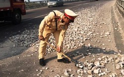 Bình Định: CSGT truy tìm phương tiện chở đá rơi vãi trên đường