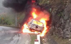 Đấu đầu xe bán tải trên QL 6, ô tô bốc cháy dữ dội
