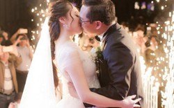 NSND Trung Hiếu tình tứ hôn vợ kém 19 tuổi trong tiệc cưới ở Thái Bình