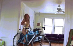 Cặp đôi gây “bão” mạng khi tập Yoga kết hợp cùng xe đạp