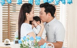 Trường Giang âu yếm hôn Nhã Phương và em bé trên phim trường
