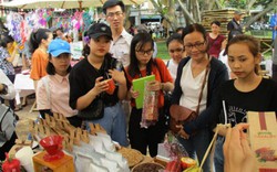 Du khách thích thú với sản phẩm handmade ở chợ phiên Hội An
