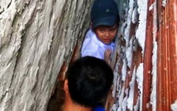 Gần 2 tiếng giải cứu bé trai kẹt giữa khe tường ở miền Tây