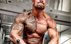 “Người hùng” The Rock ăn 5 kg thịt/ngày, đeo xích sắt để có thân hình khủng long