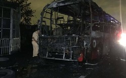 Xe giường nằm cháy còn trơ khung trên QL1, hành khách nháo nhào tháo chạy